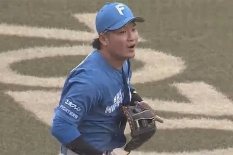 宙に浮いてる…衝撃捕球にSNS騒然「すごい運動神経」　日ハム25歳が「アクロバティックすぎ」