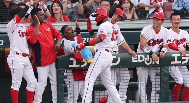 カープモンテロ決勝タイムリー！ファビ特大5号！ドラ1佐々木無安打デビューもフル出場！ドラ3岡本ナイス火消し！中崎1勝目！ハーン3凡締めで連敗ストップ！【広島3-2ヤクルト/試合結果】