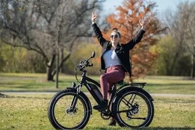 【悲報】スマホ自転車女さん、軽くﾀﾋにそうになる・・・・・・・・・・