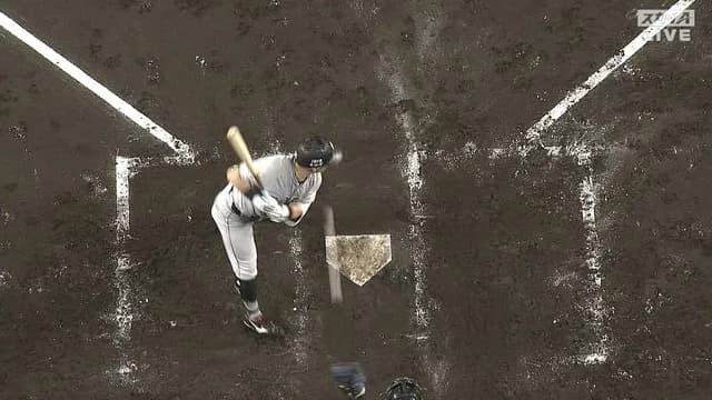 巨人・浅野、先制タイムリー　「逆球ボール」に救われる