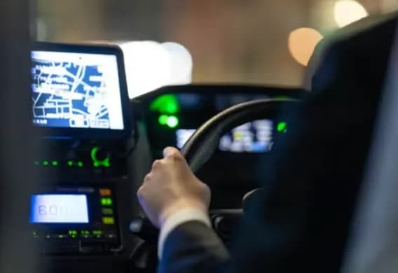 【悲報】タクシー運転手(54)、乗客に性的暴行を加え3000本の動画を撮影で逮捕・・・・・・・・