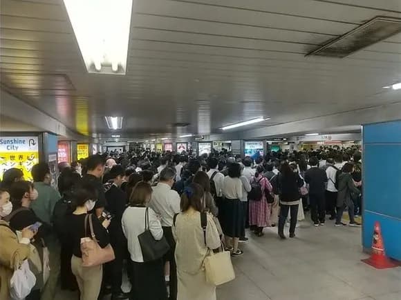 【画像】山手線見合わせ影響で丸ノ内線に通勤難民が殺到、まるでカオスｗｗｗｗｗ