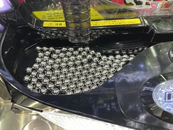 【悲報】世間「オンラインカジノは違法！」わい「じゃあパチンコは？」世間「・・・・」