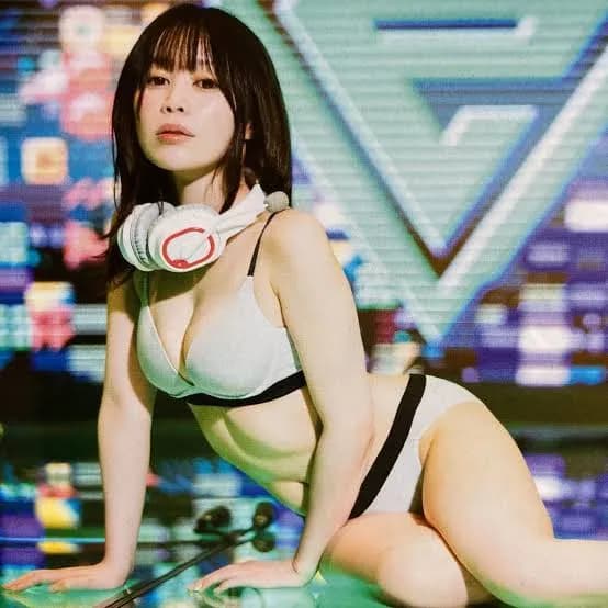 【画像】たぬかな「弱者男性にサービス、少し脱いでみたw」