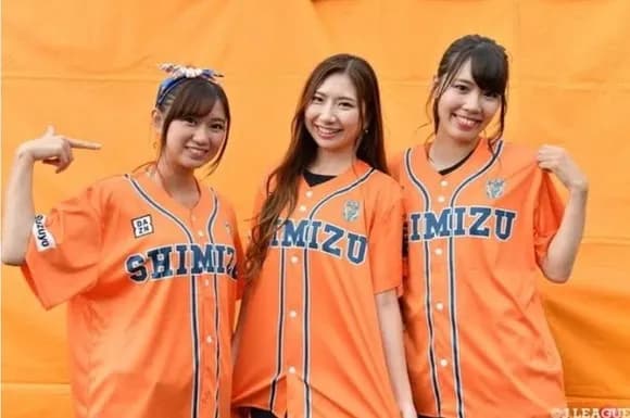 【悲報】プロ野球「来場者にユニフォーム配ります!」Jリーグ「来場者にクリアファイル配ります」wwwww