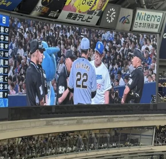 【画像】井上監督、藤川監督にガンを飛ばすｗｗｗｗｗｗｗｗｗ