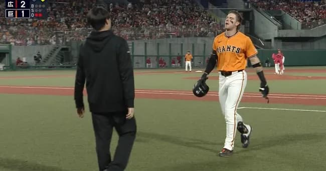 巨人キャベッジにアクシデントか　タイムリー直後に代走送られ緊急交代　自らベンチに要求するシーンも