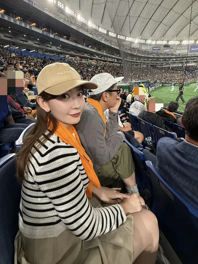 【画像】小嶋陽菜さん「小木さんと野球観戦来た！」ﾊﾟｼｬ