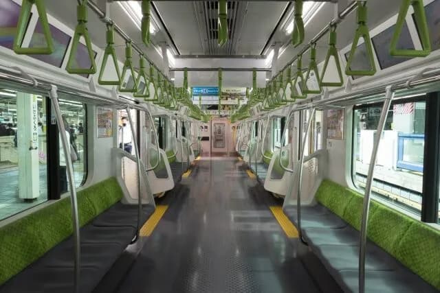 スマホがない時代の電車内、謎すぎるｗｗｗ