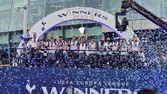 【悲報】トッテナムさん(降格寸前17位)、ELで優勝しただけなのに盛大な優勝パレードを敢行してしまうｗｗｗｗ