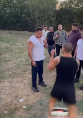 【動画】122kgボディービルダー「70kgのコロポックルなんて余裕」←57kgに敗北・・・