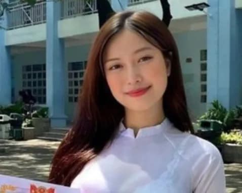 【画像】ベトナム人さんとんでもないセクシー民族衣装を着てしまうｗｗｗｗ