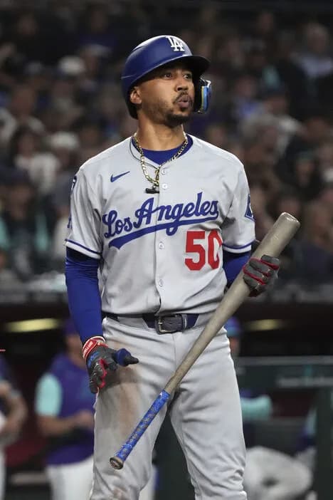 【悲報】ドジャースベッツ、トイレに行く途中につま先を壁にぶつけて骨折