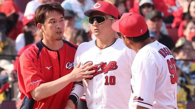 カープドラ1佐々木泰、打球が顔面直撃で負傷交代も病院に行く予定なし。新井監督は満塁のチャンスで代打出さず「経験してもらいたい」