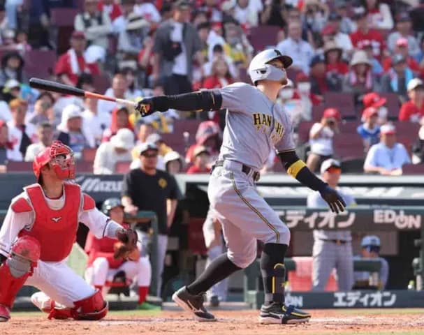 阪神・佐藤輝が確信の３ラン！右翼スタンドへ今季１３号　通算１００本塁打まであと３本