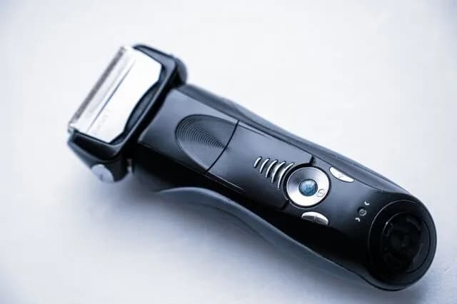 ぼく（5）「シェーバーでひげ剃りて気持ちよさそう……」⇒30年後