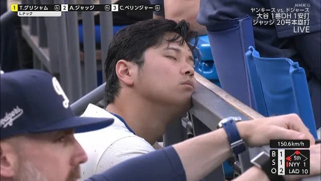 大谷翔平、試合中にスヤスヤ( ˘ω˘)