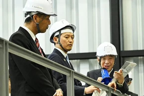 【画像】兵庫県知事・斎藤元彦氏、ヘルメットの被り方にハゲしい違和感