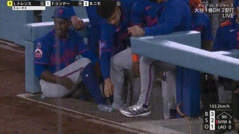 メッツの選手、試合に飽きてペットボトルで遊ぶｗｗｗｗｗｗｗｗｗｗ