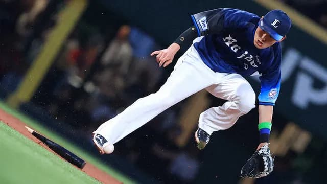 カープ末包が西武源田に『折れたバット強襲タイムリー』ジャコビニ流星打法で同点劇！！