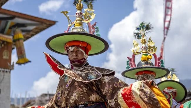 【悲報】幸せの国ブータン、スマホが普及した瞬間幸福度ランキングが1位から97位に急落😭