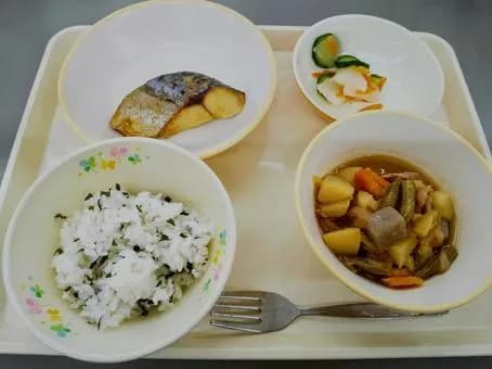 【画像】日本の給食、もはや貧困国というのを隠しきれなくなるｗｗｗｗｗｗｗｗｗｗｗｗｗｗｗｗ
