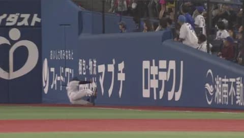 【日本ハム】万波中正 ファウルゾーンにとんだ飛球をサイドフェンスにぶつかりながらスライディングキャッチ