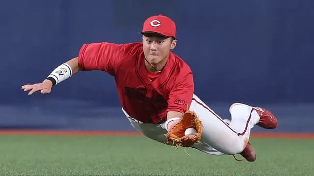 カープドラ1佐々木泰が『右肋骨の疲労骨折』で登録抹消。田中広輔が1軍昇格