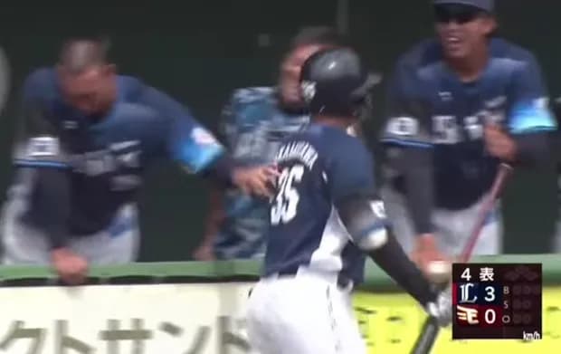 西武・仲三河優太、試合後に祝福される