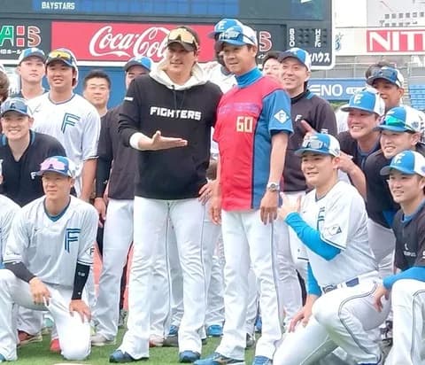 【日本ハム】「“代打の神様”がおじいちゃんの仲間入りを…」八木裕コーチの還暦を赤ユニで祝福