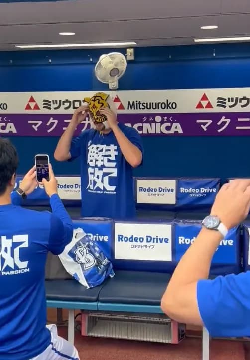 バウアー、タイガーマスクのマスクを借りてウキウキ