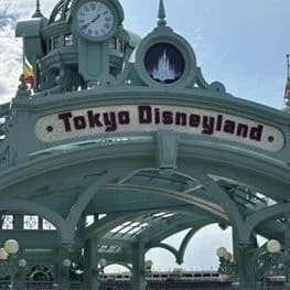 【悲報】アメリカ人女性「うわぁっ、一人ディズニーしてる男がいたんだけどマジで気持ち悪」