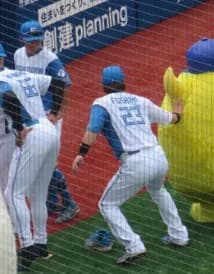 DeNAマスコットのチャピー、日ハムの円陣に混ざろうとするも追い出されるｗ