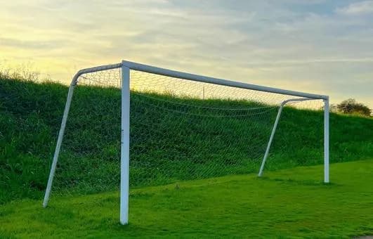 【朗報】サッカーって二メートル半くらいある選手で固めて１点取ったら全員でゴール前に整列すれば負けなくね？ｗｗｗｗｗｗｗｗｗｗｗｗｗｗｗｗ