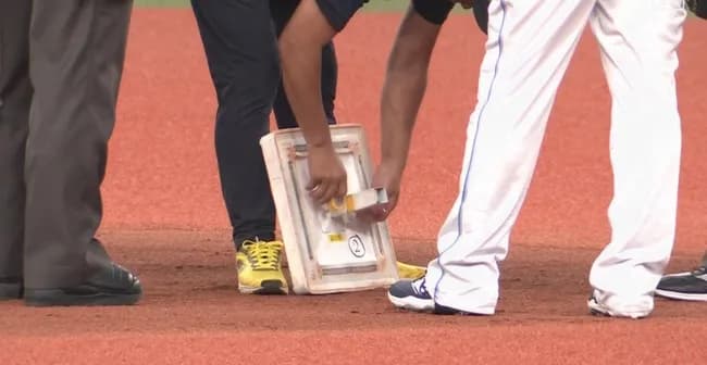 京セラ、セカンドベースが負傷　試合を中断して治療