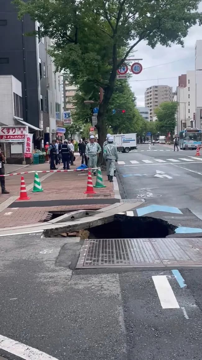 福岡で道路陥没　ヤバそう