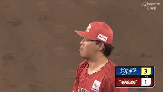 山形きらやかスタジアムの一塁付近、やたらと跳ねて両チームエラー