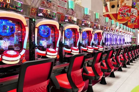 【悲報】パチンコ屋ブチギレ「最終警告。このままでは全店倒産する」