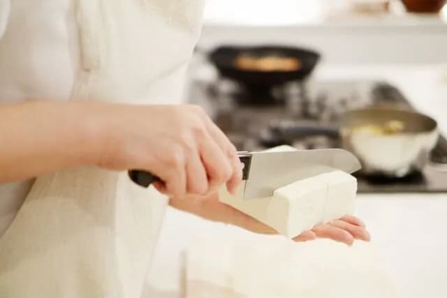 手のひらで豆腐切る奴おるやん