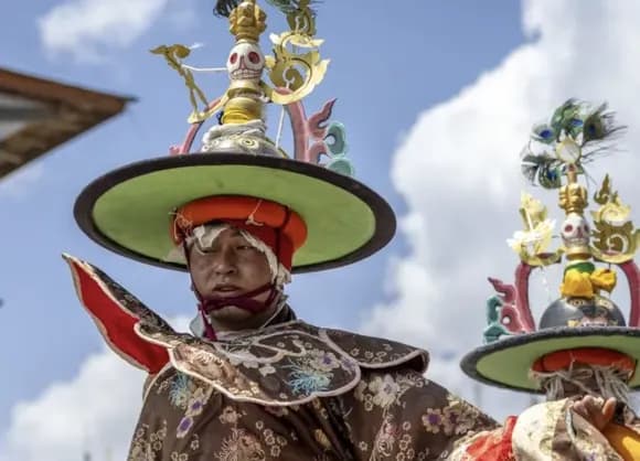 【悲報】幸せの国ブータン、スマホが普及した瞬間幸福度ランキングが1位から97位に急落・・・・・