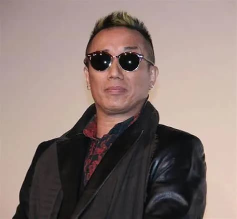 【朗報】歌手の長渕剛さん、とんでもない格好で食事をしてしまう・・・・・・・・・・