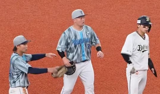 疑惑の判定にDeNAリクエストも、判定変わらず⇒全員ビックリする