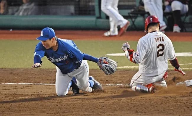 負傷退場の中日・高橋周平、長期離脱へ 「左肘関節の脱臼」と井上監督、靱帯断裂の疑いも