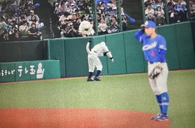 【悲報】西武のマスコット・レオの着ぐるみの頭が取れる