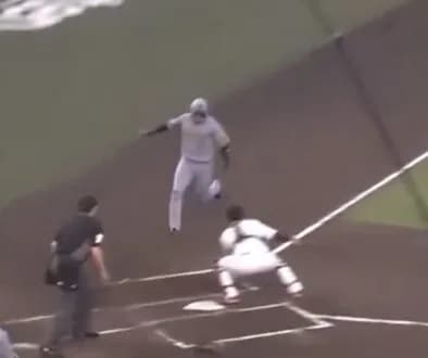 鈍足の大山の本塁に突っ込ませたシーン、ファン全員が『秀太が悪い』