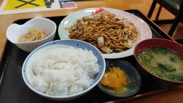 焼きそばと一緒に御飯食べられないって言ってるやつってなんなの？