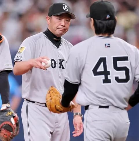 田中瑛斗の好救援にグリフィンが脱帽＆お辞儀で出迎える　シュート８連投で無死一、二塁のピンチ脱出