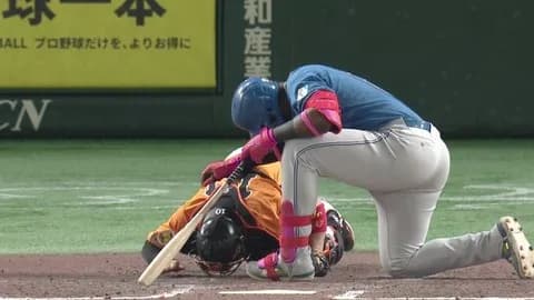 「聖人すぎる」「そりゃあ人気出るよ」日本ハムの助っ人がみせた紳士的な行動　苦しむ甲斐拓也に気遣い