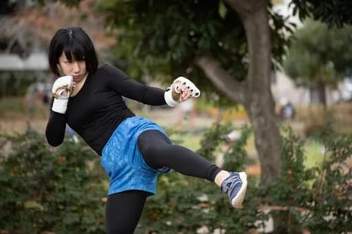 【動画】タトゥー入り生意気そうな女警官、ローキックされるｗｗｗｗｗｗ