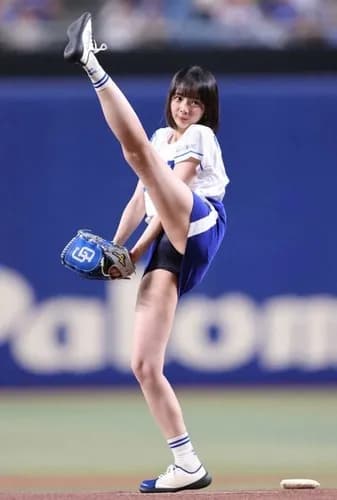 【画像】岡田紗佳の始球式www